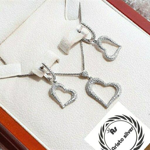 نیمست نقره قلب بسیار شکیل میکرو با عیار 925 و آبکاری طلاسفید به همراه زنجیر ونیزی با ضخامت متوسط و طول 40cm